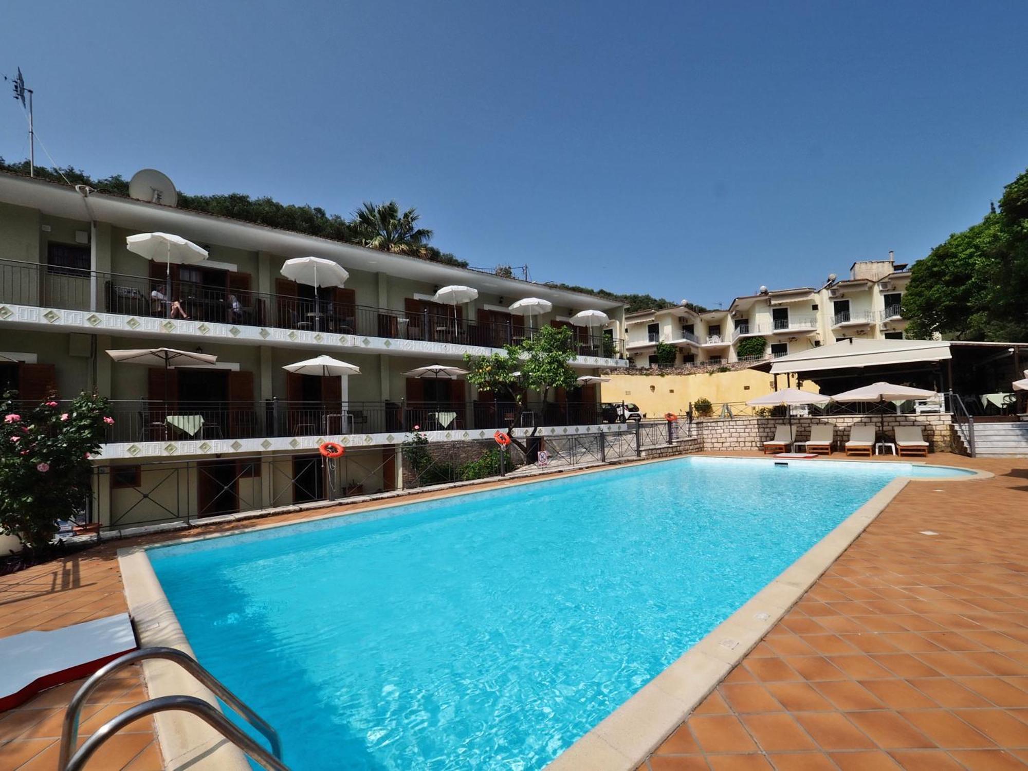 Bella Vista Hotel Studios & Apartments Parga Dış mekan fotoğraf